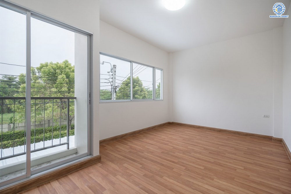 บ้านมือสองตกแต่งใหม่ โครงการ ลุมพินีทาวน์วิลล์ ราชพฤกษ์-นครอินทร์ เนื้อที่ 17.5 ตร.ว. ฟังก์ชัน 3 ห้องนอน 2 ห้องน้ำ 1 ที่จอดรถ บรรยากาศโครงการมีความเป็นส่วนตัว หน้าบ้านไม่ชนใคร พร้อมสิ่งอำนวยความสะดวกโครงการครบครัน บนทำเลดีเชื่อมต่อเข้าเมืองได้ง่าย ทั้งถนนราชพฤกษ์ ถนนนครอินทร์ จุดขึ้นทางด่วน "ศรีรัช"